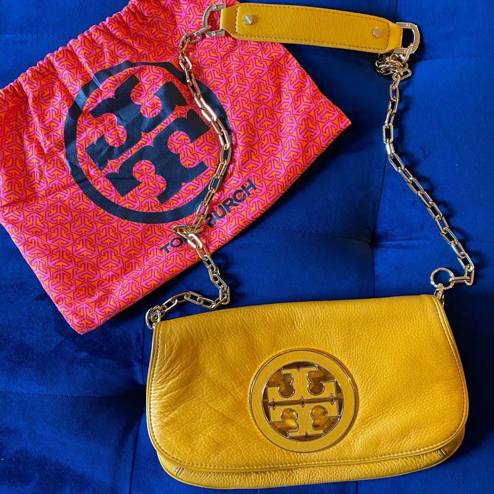 Tory Burch logo clutch in yellow w/ strap